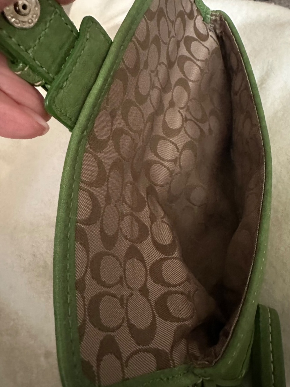 COACH vintage rare apple green color with a snap closure. - Picture 4 of 9